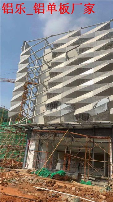 金东双曲铝天花的使用寿命及铝乐建材的优势